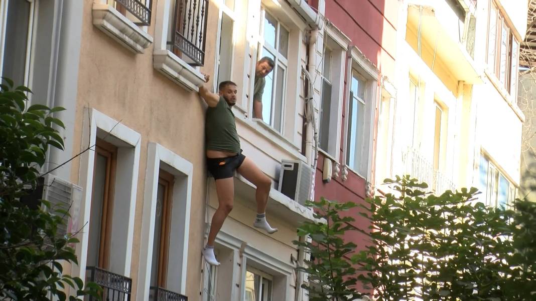 İstanbul'da intihar girişimi: Yol kapandı, mahalleli seyretti 3