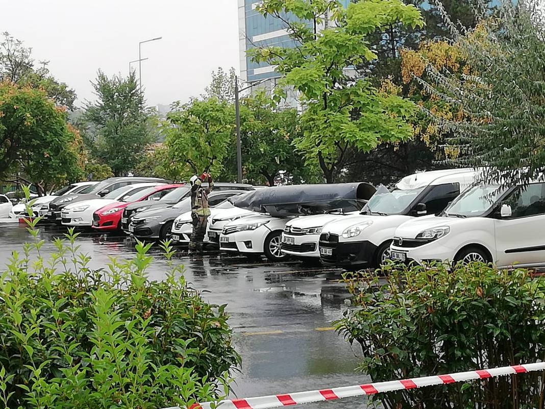 F-4 savaş uçağının yakıt tankı otoparka düştü 3