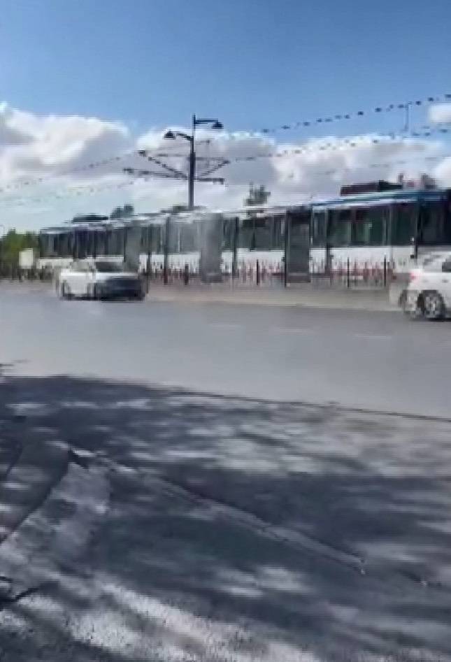 Tramvayda duman paniği: Yolcular tahliye edildi 5