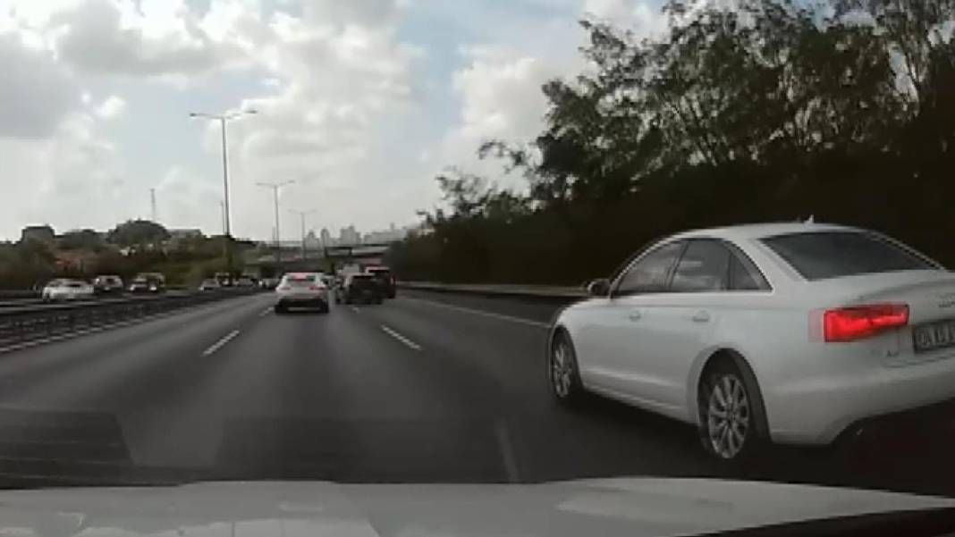 TEM'de tehlikeli anlar: Yolu paylaşamadı, sopa gösterdi 1