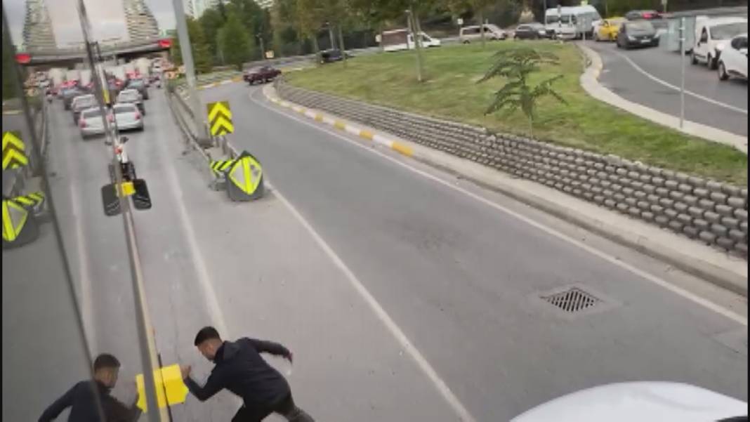 Korku dolu anlar: İETT otobüsü şoförüne bıçaklı saldırı 1