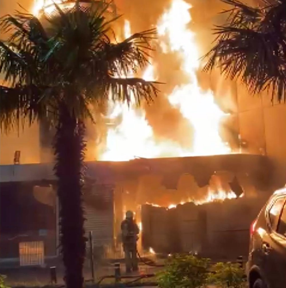 İstanbul'da teknoloji mağazası yandı!