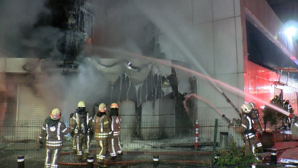 İstanbul'da teknoloji mağazası yandı!
