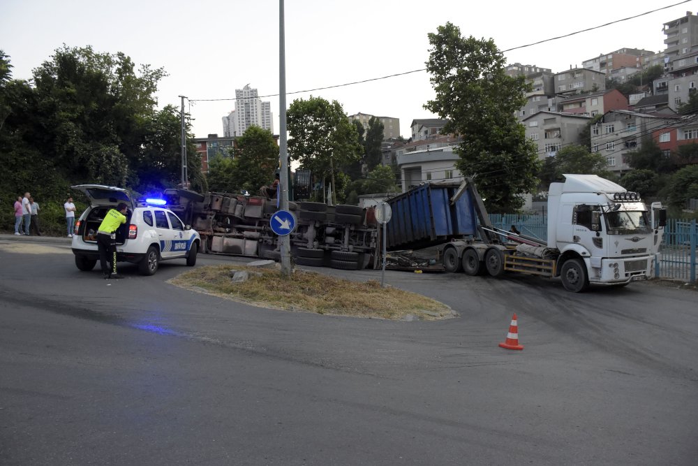 Kamyon devrildi, hurdalar yola saçıldı
