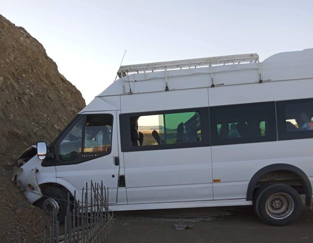 Diyarbakır’da minibüs menfeze çarptı: 9 yaralı
