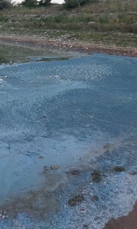 Baraj'daki renkli görüntü büyük tehlike oluşturuyor