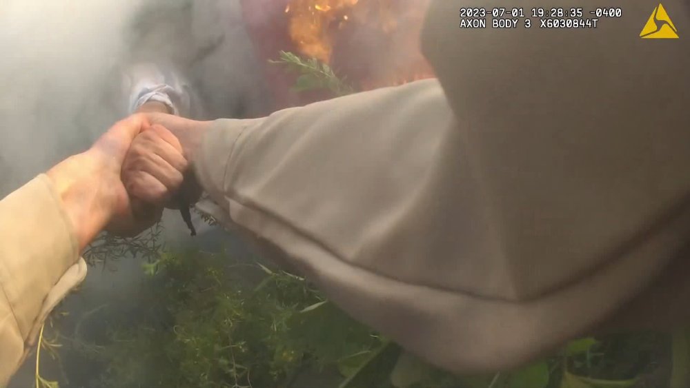 Polis yanan araçtan sürücüyü böyle kurtardı