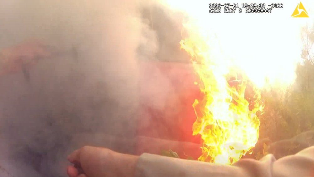 Polis yanan araçtan sürücüyü böyle kurtardı