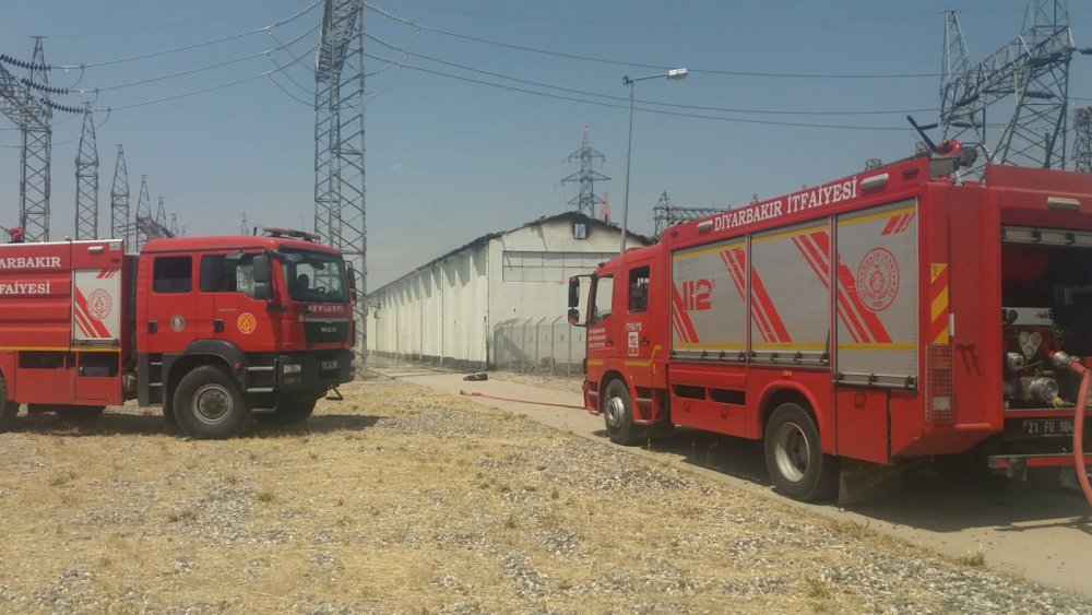 Elektrik santral deposunun çatısında yangın çıktı