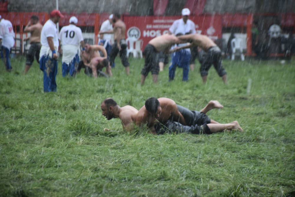 Kırkpınar'da pehlivanlara yağmur engeli: Zor anlar yaşadılar