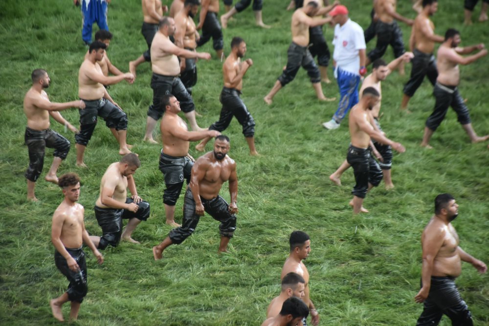 Kırkpınar'da pehlivanlara yağmur engeli: Zor anlar yaşadılar