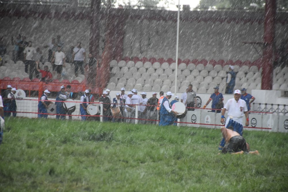 Kırkpınar'da pehlivanlara yağmur engeli: Zor anlar yaşadılar