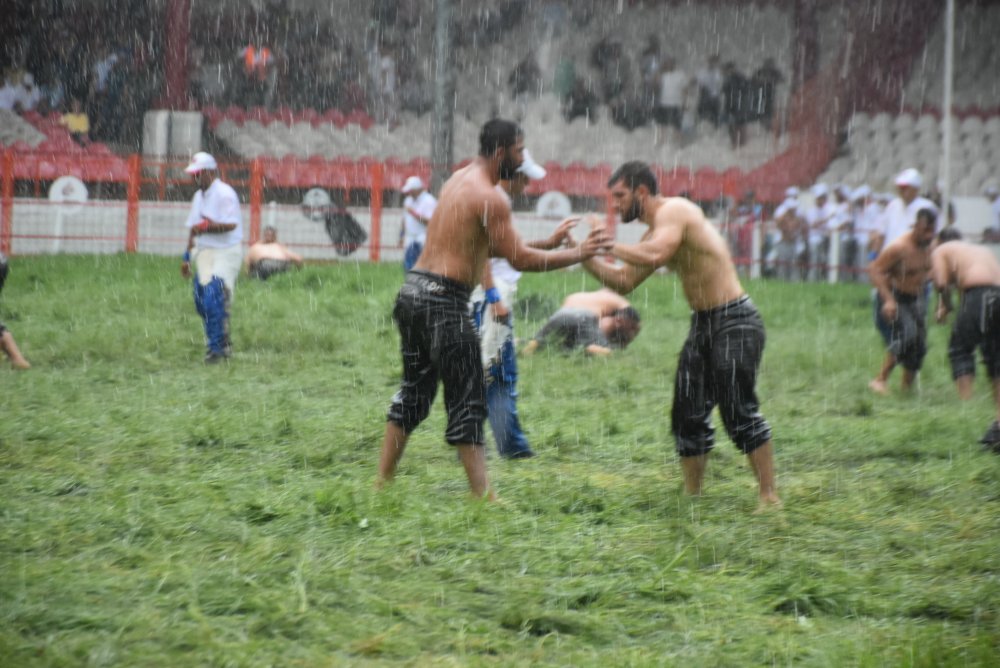 Kırkpınar'da pehlivanlara yağmur engeli: Zor anlar yaşadılar