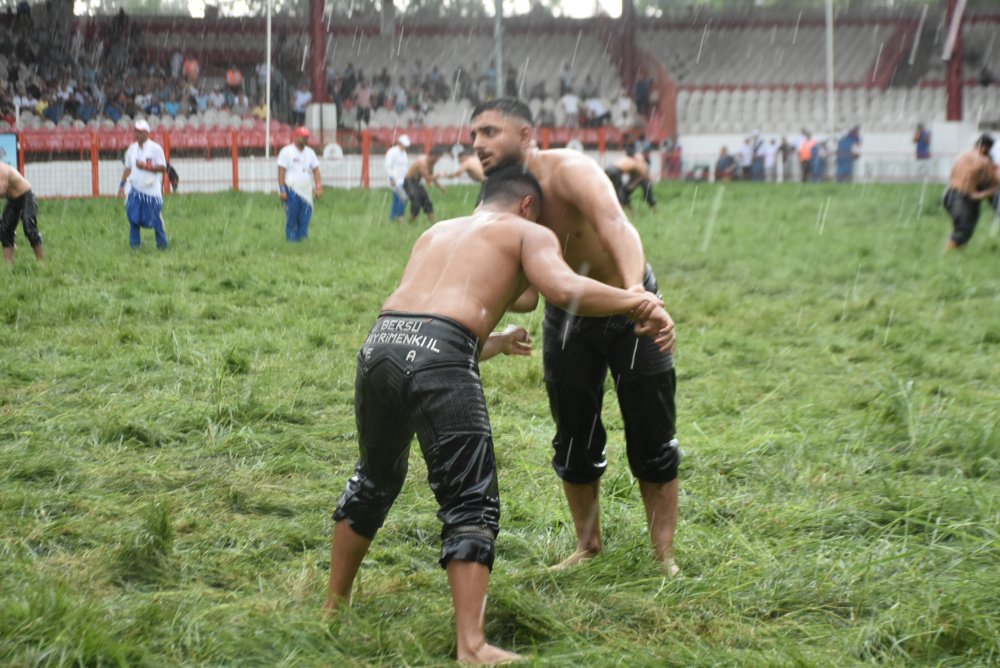Kırkpınar'da pehlivanlara yağmur engeli: Zor anlar yaşadılar