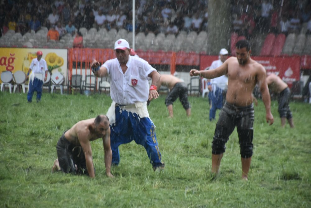 Kırkpınar'da pehlivanlara yağmur engeli: Zor anlar yaşadılar