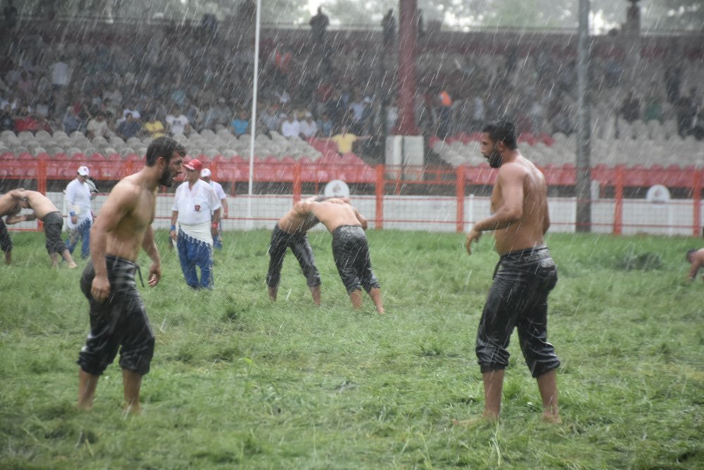Kırkpınar'da pehlivanlara yağmur engeli: Zor anlar yaşadılar