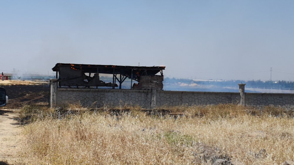 Kulübede çıkan yangın tarlaya sıçradı: 10 dönüm alan küle döndü