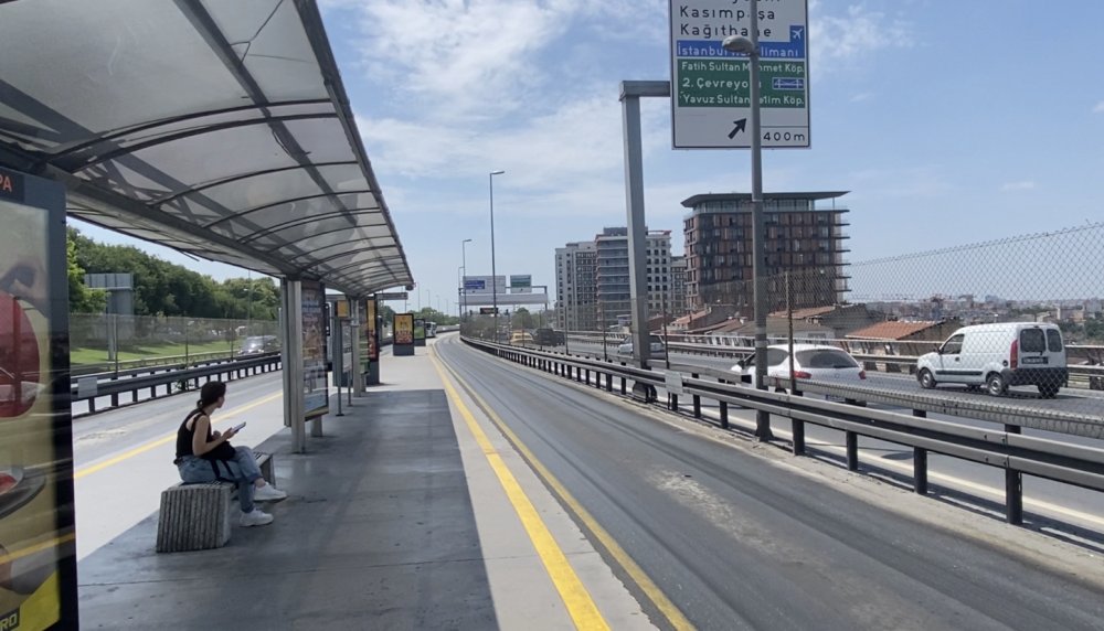 Metrobüs yollarında asfalt eridi
