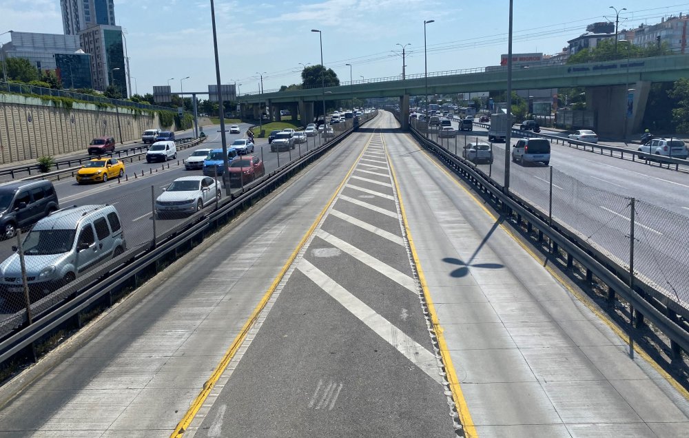 Metrobüs yollarında asfalt eridi