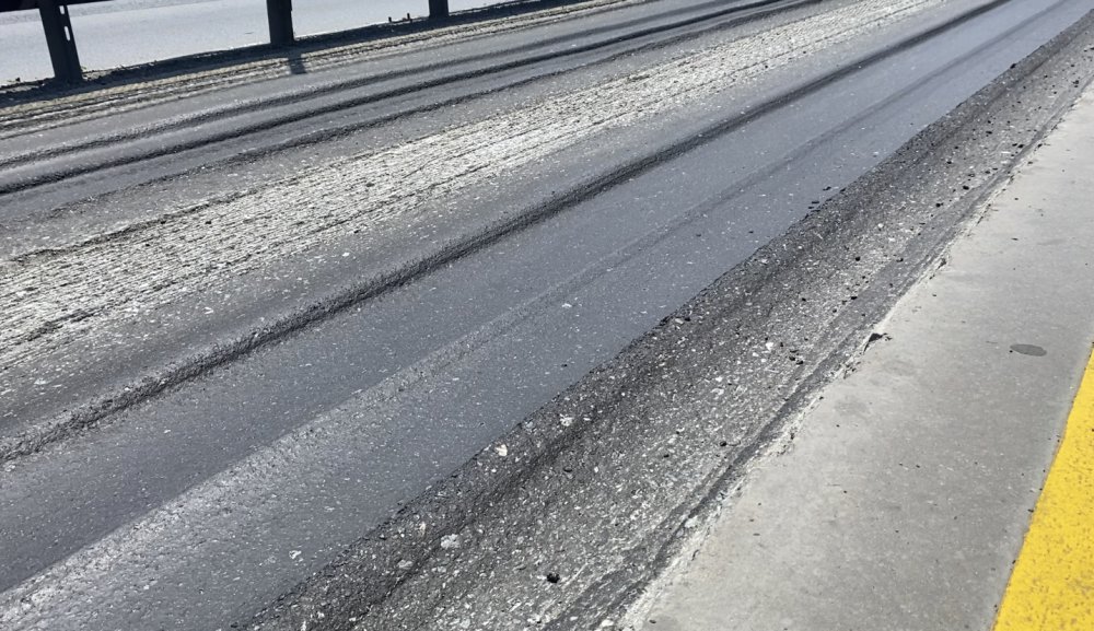 Metrobüs yollarında asfalt eridi