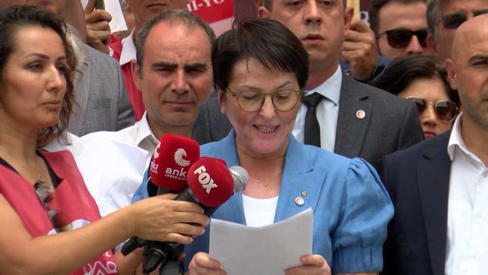 Sağlıkçılar memur maaşına tepki için iş bıraktı