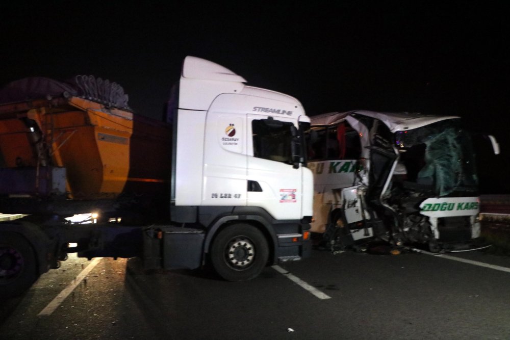 TEM'de korkunç kaza: 1'i ağır 18 yaralı