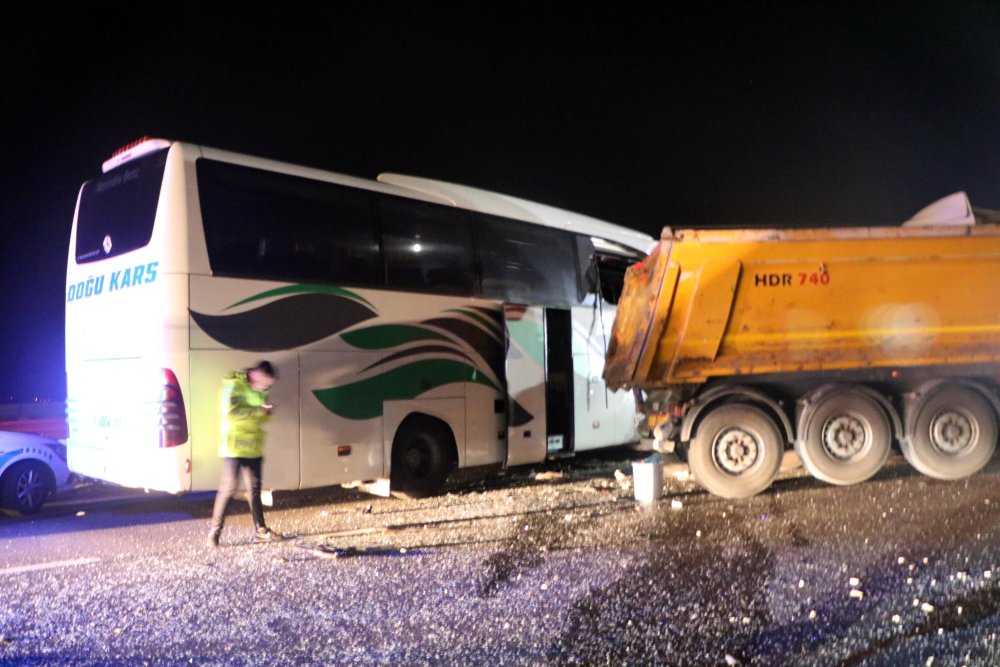 TEM'de korkunç kaza: 1'i ağır 18 yaralı