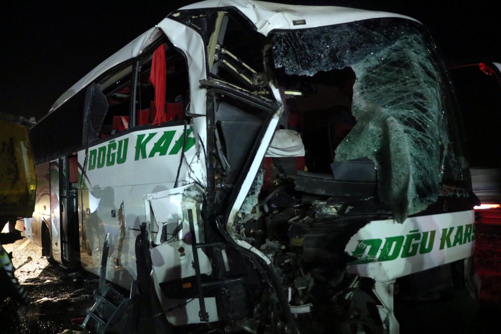 TEM'de korkunç kaza: 1'i ağır 18 yaralı