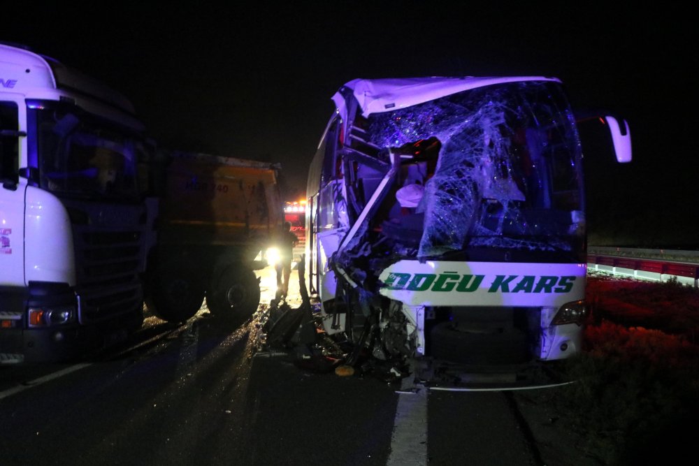 TEM'de korkunç kaza: 1'i ağır 18 yaralı