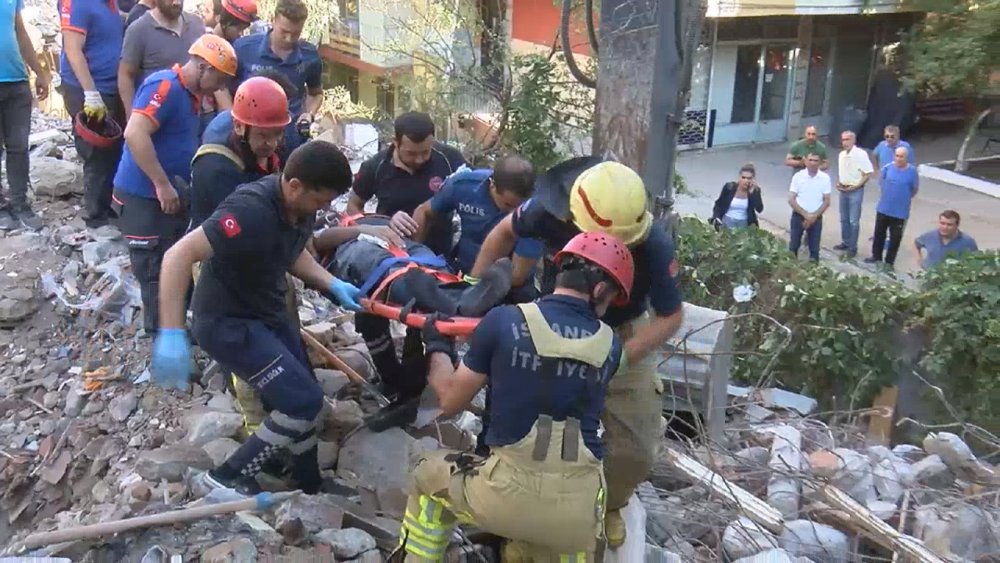 Bakırköy'de kontrollü yıkım sırasında çökme: 1 kişi enkazdan çıkarıldı
