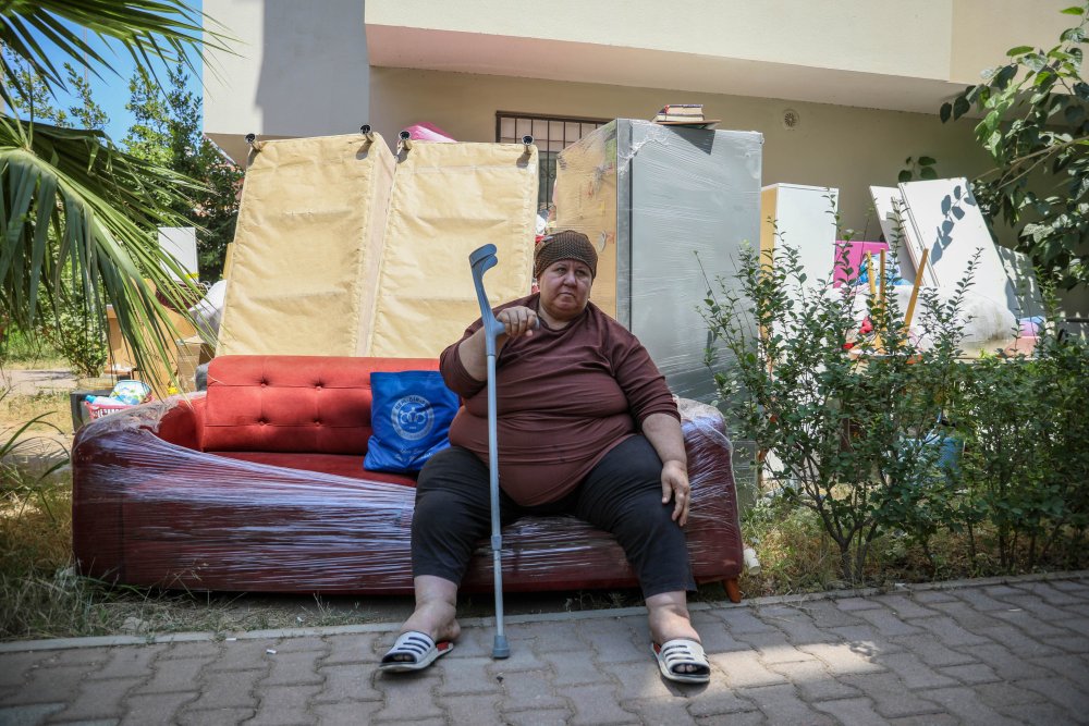 Dava devam etmesine rağmen evden çıkarıldı, sokakta kanepede kalıyor