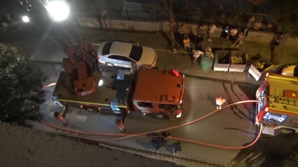 Onarım yapılan çatı alev alev yandı