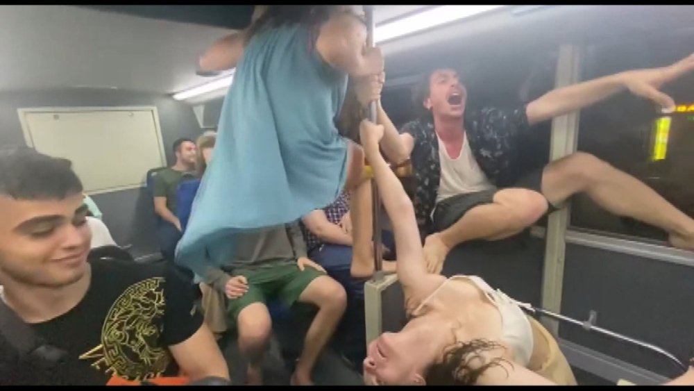 İETT otobüsünde direk dansı!