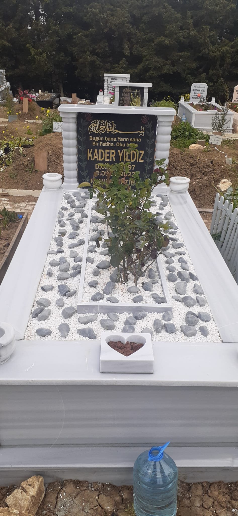 Nişanlısına kızıp canına kıyan Kader'e mezarında bile rahat yok!