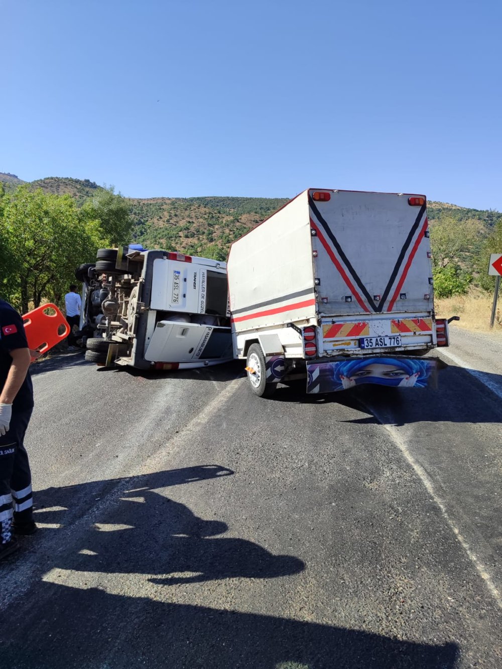 Römork takılı minibüs devrildi: 10 yaralı