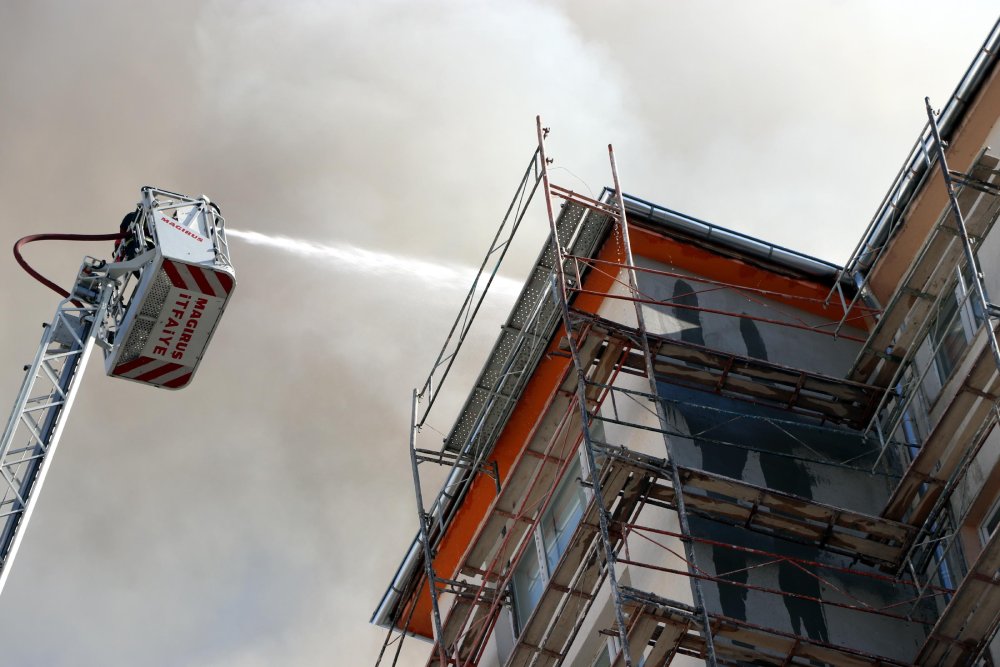 13 katlı binada yangın: 1 kişi öldü