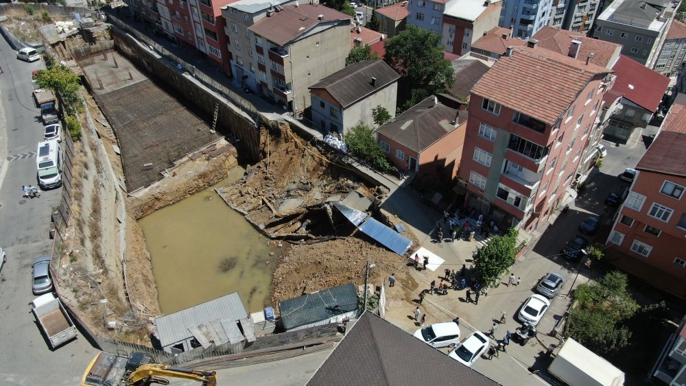 İstanbul'da korku dolu anlar: Yol çöktü, çevredeki binalar boşaltıldı