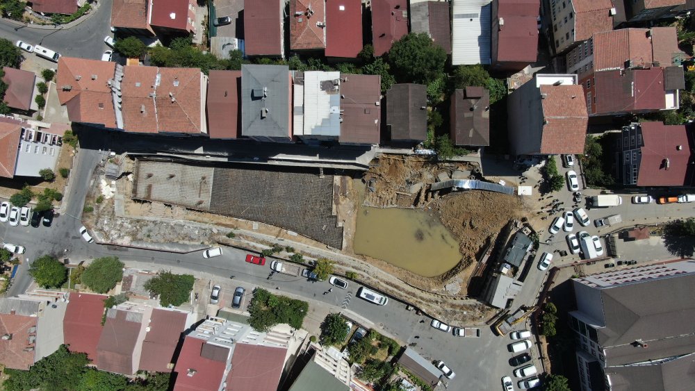 İstanbul'da korku dolu anlar: Yol çöktü, çevredeki binalar boşaltıldı
