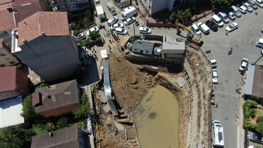 İstanbul'da korku dolu anlar: Yol çöktü, çevredeki binalar boşaltıldı