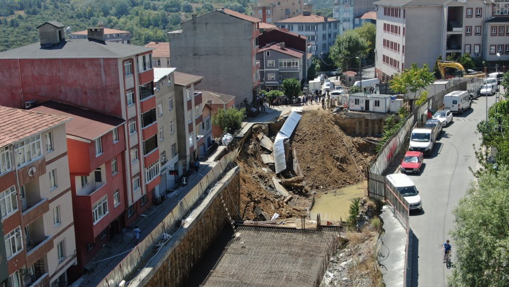 İstanbul'da korku dolu anlar: Yol çöktü, çevredeki binalar boşaltıldı