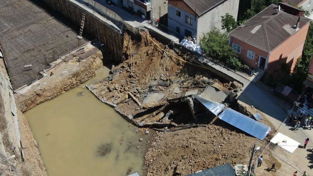 İstanbul'da korku dolu anlar: Yol çöktü, çevredeki binalar boşaltıldı
