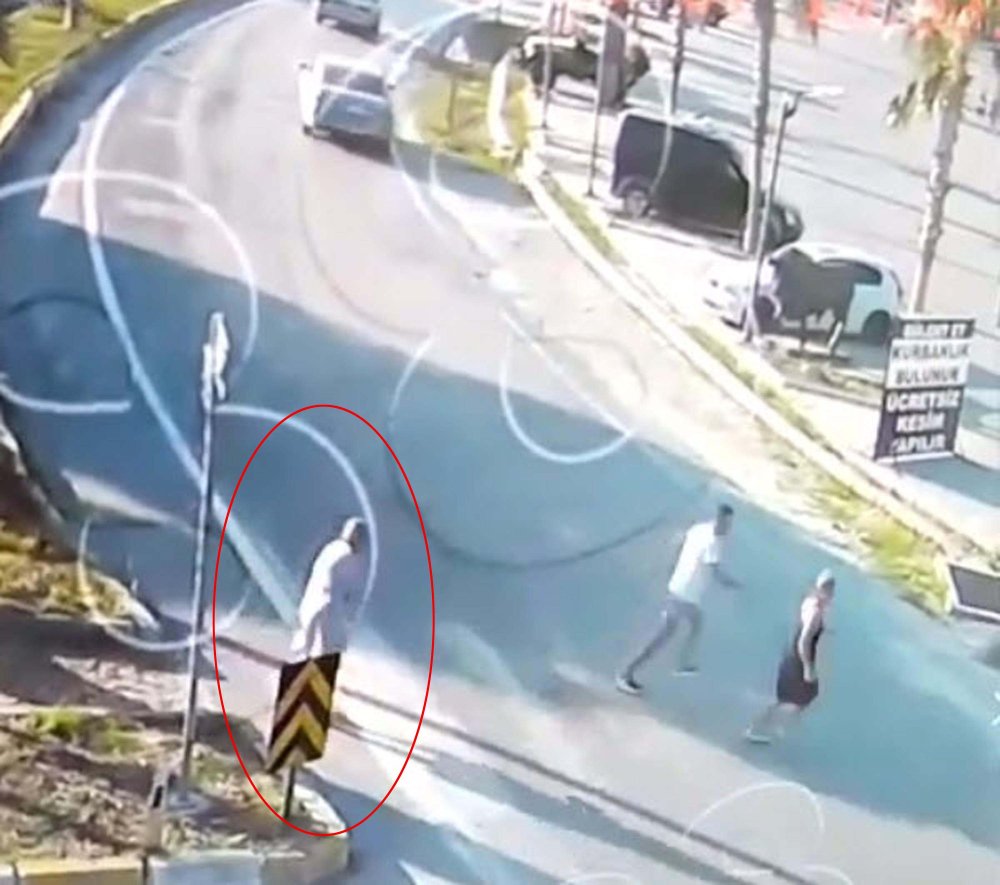 Yaya geçidinde araba çarpan kişi öldü, sürücü serbest!