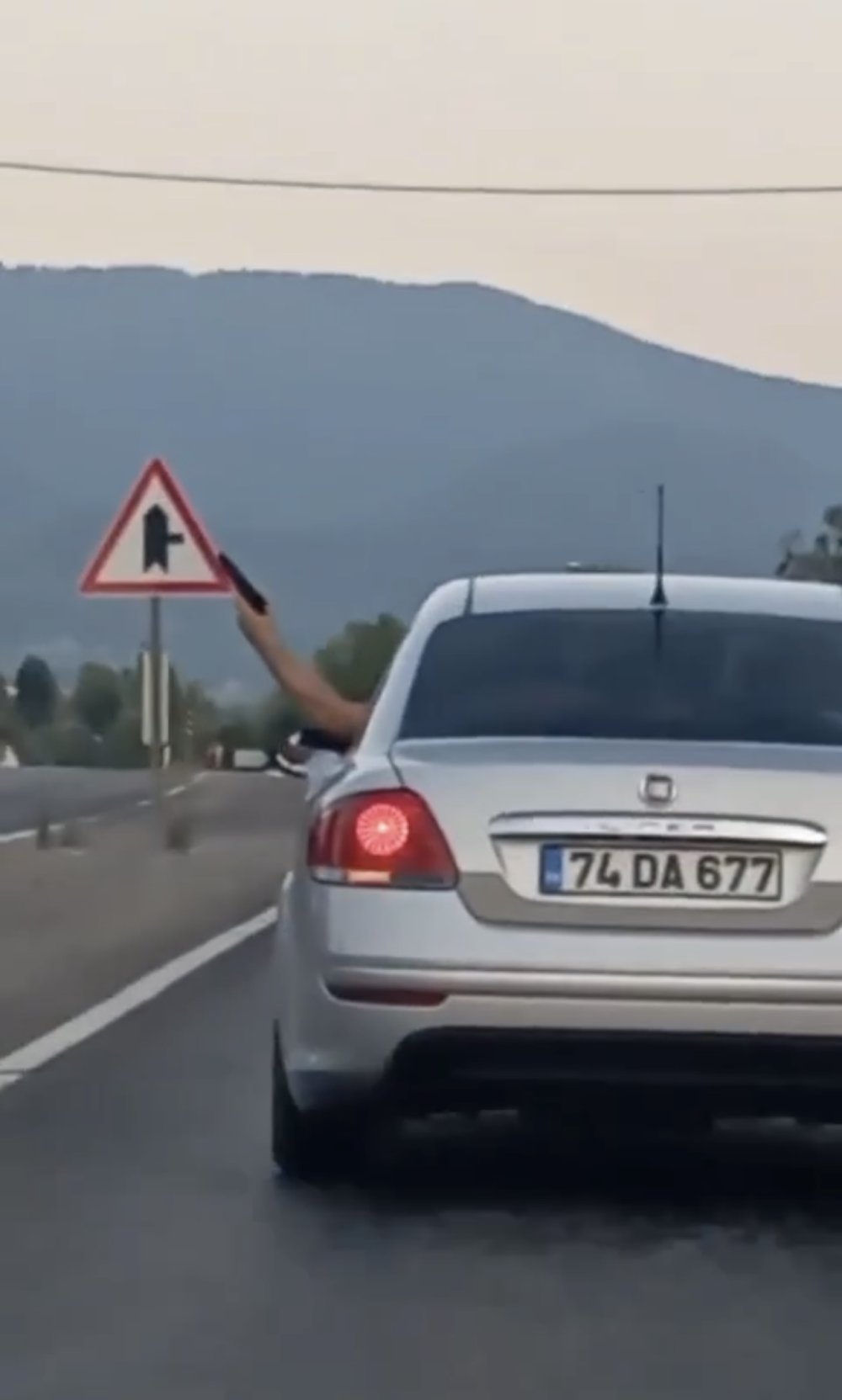 Düğün konvoyundaki maganda otomobilden rastgele ateş açtı