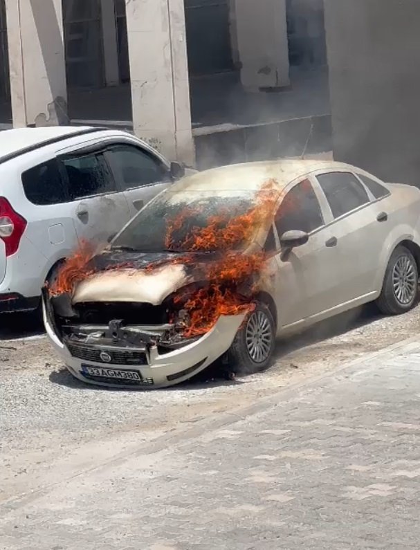 Park halindeki otomobil saniyeler içinde alev alev yandı