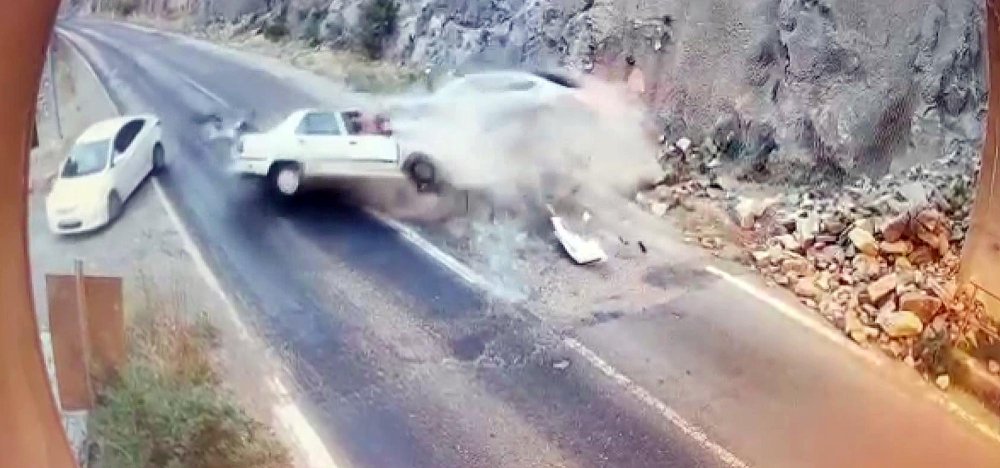 2 aracın kafa kafaya çarpıştığı kaza kamerada