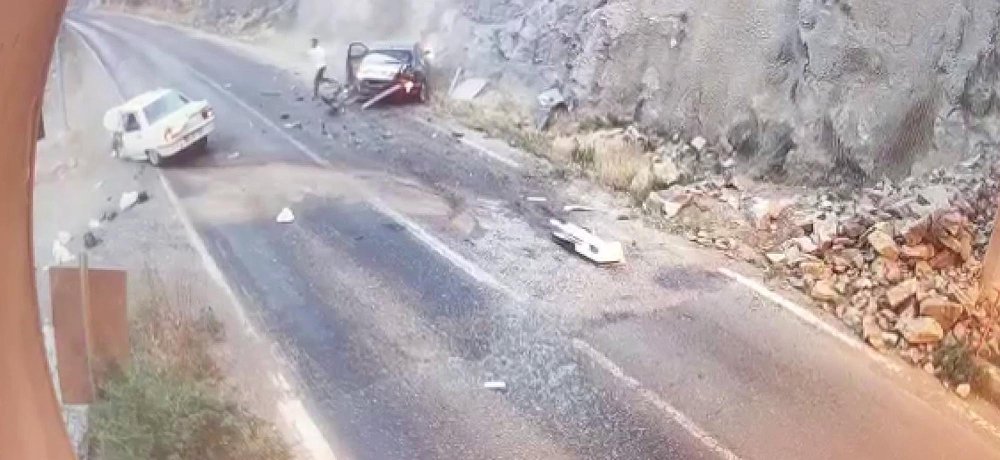 2 aracın kafa kafaya çarpıştığı kaza kamerada