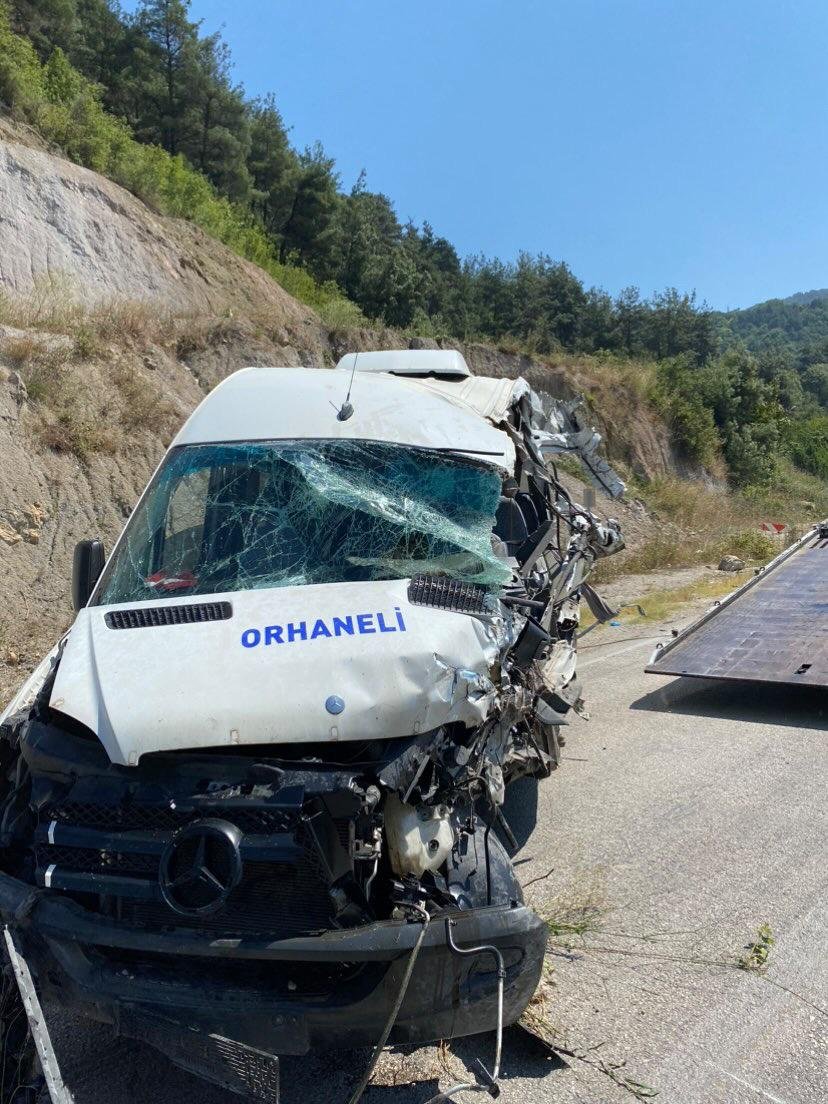 Yolcu minibüsü ile kamyon çarpıştı: 1 ölü, 5 yaralı