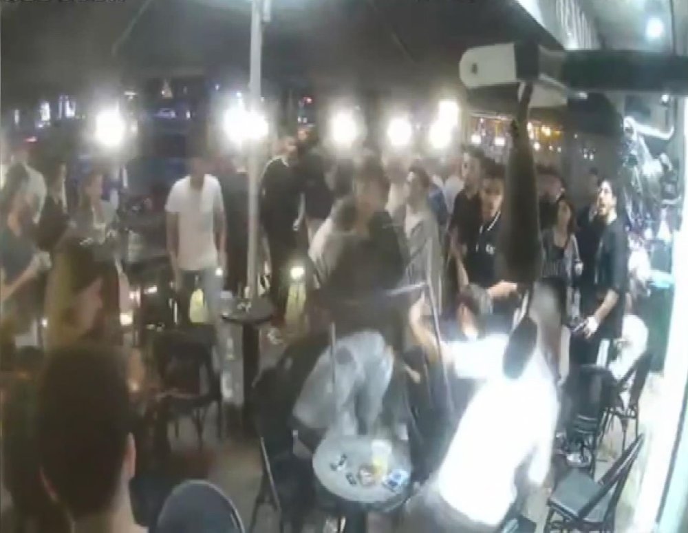 Bir grup kafe bastı, husumetlilerine ateş açtı