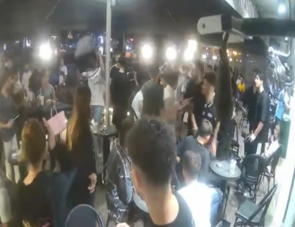 Bir grup kafe bastı, husumetlilerine ateş açtı