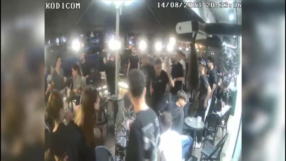 Bir grup kafe bastı, husumetlilerine ateş açtı